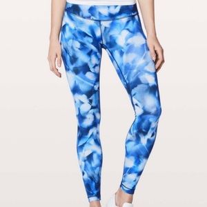 ‼️‼️sold‼️‼️LuluLemon Blue and White water print leggings